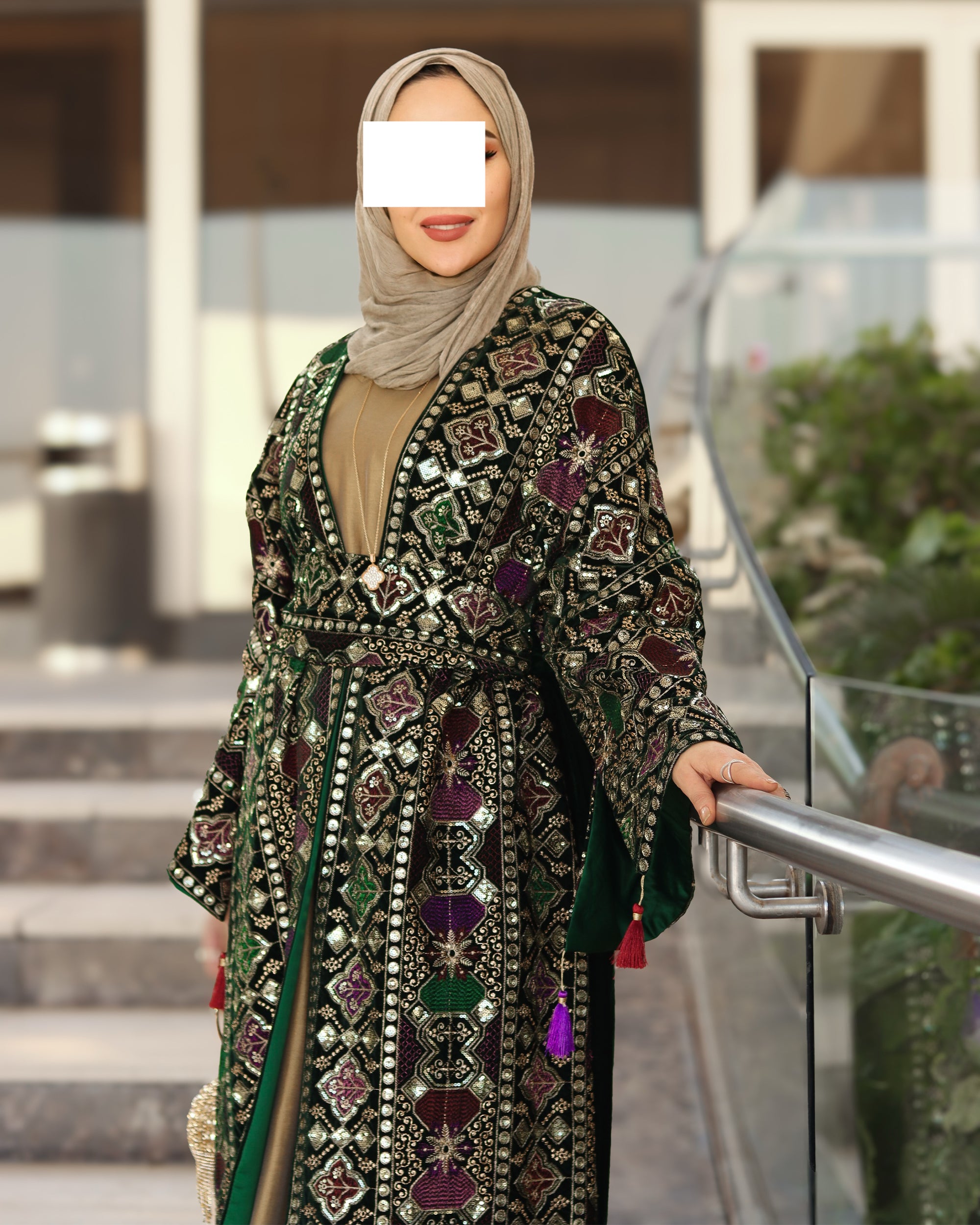 درّاعة مخمل مطرّزة – مزيج زمردي