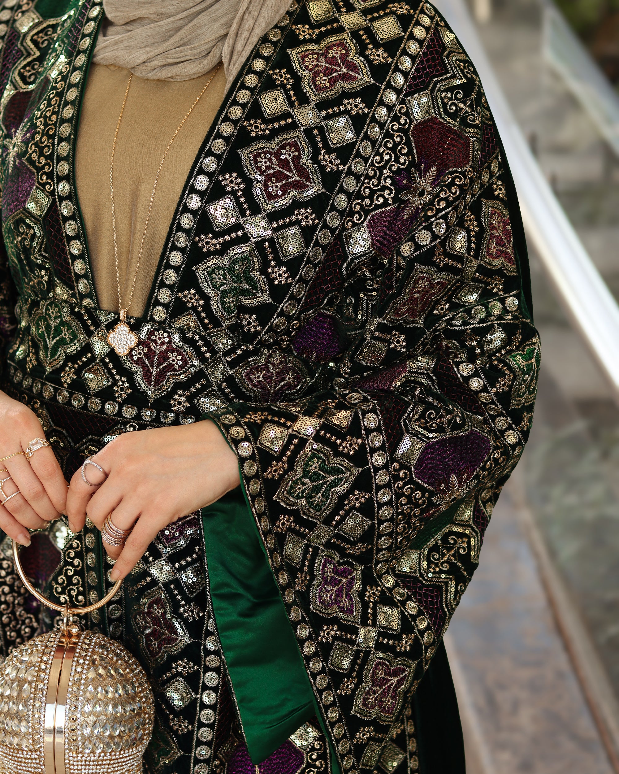 درّاعة مخمل مطرّزة – مزيج زمردي