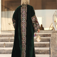 درّاعة مخمل مطرّزة – مزيج زمردي