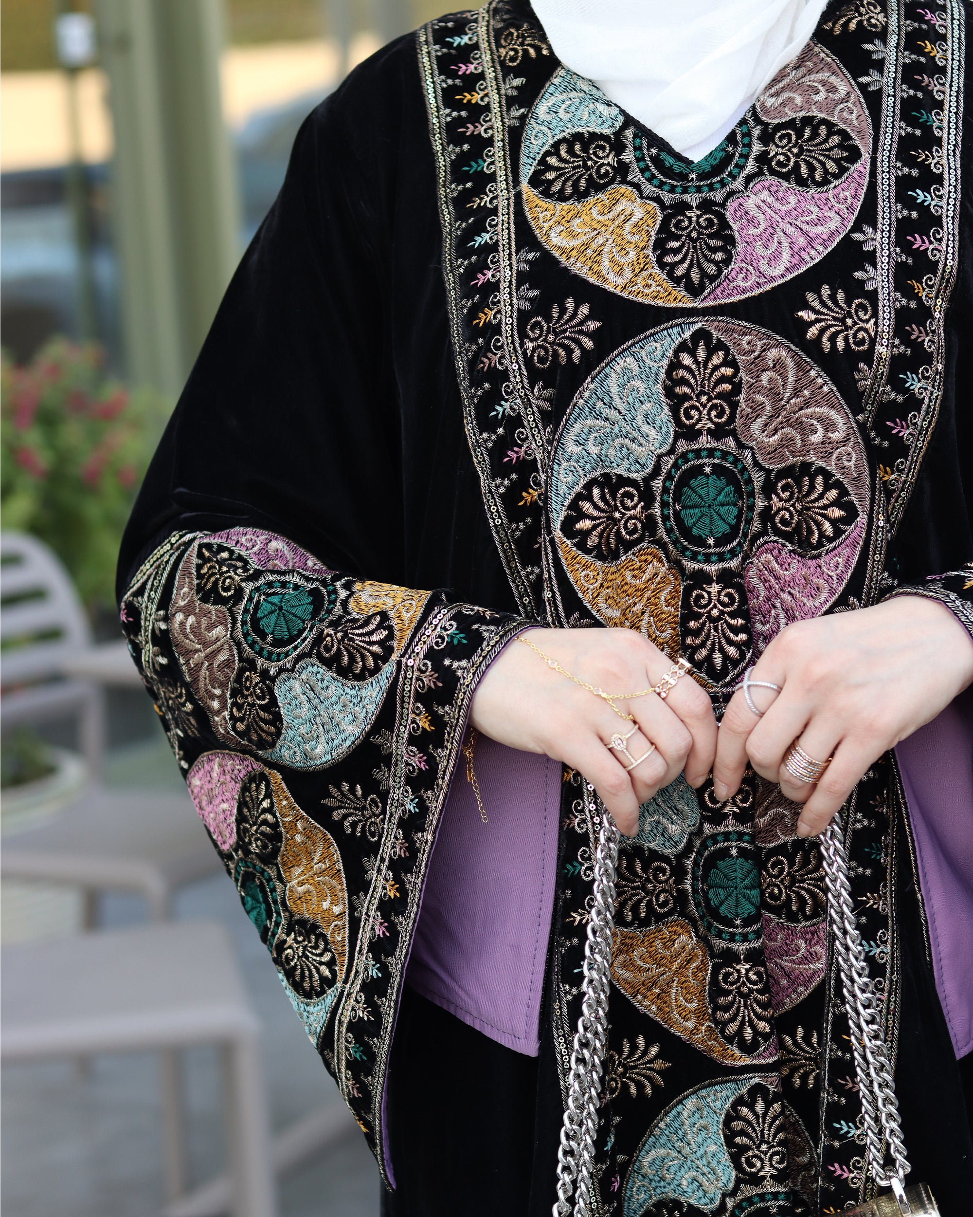 درّاعة مخمل مطرزة – أسود كلاسيك