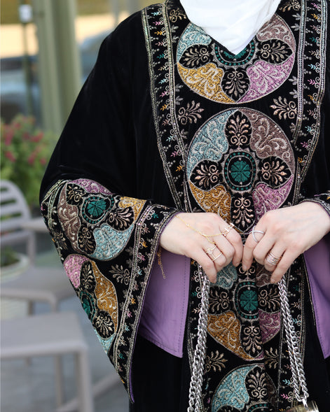 درّاعة مخمل مطرزة – أسود كلاسيك