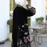 درّاعة مخمل مطرزة – أسود بتفاصيل تركواز