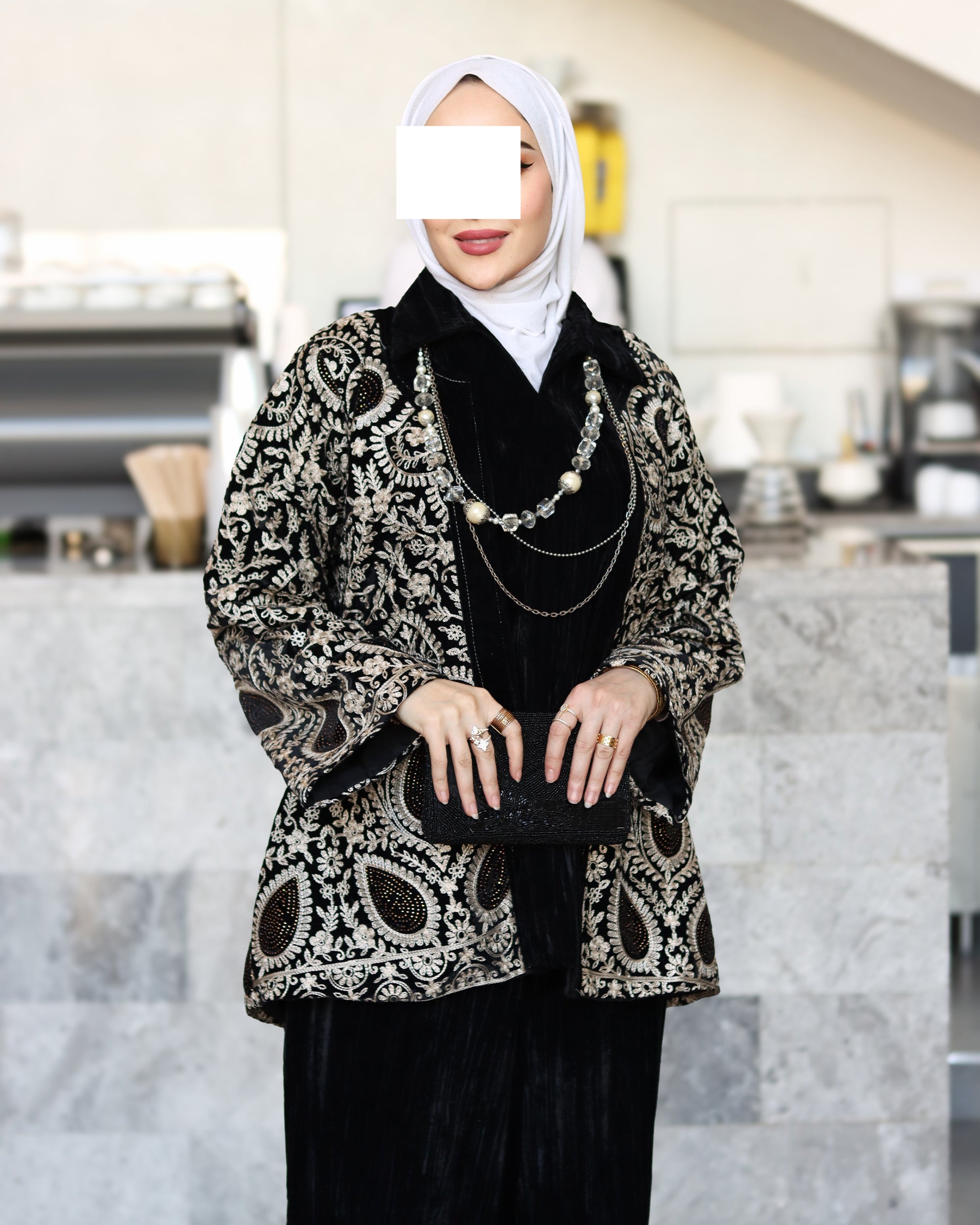 طقم جاكيت وبنطلون مخمل مطرز – أسود