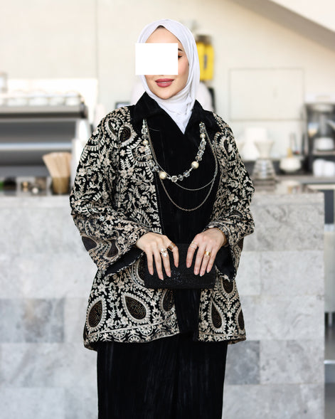 طقم جاكيت وبنطلون مخمل مطرز – أسود