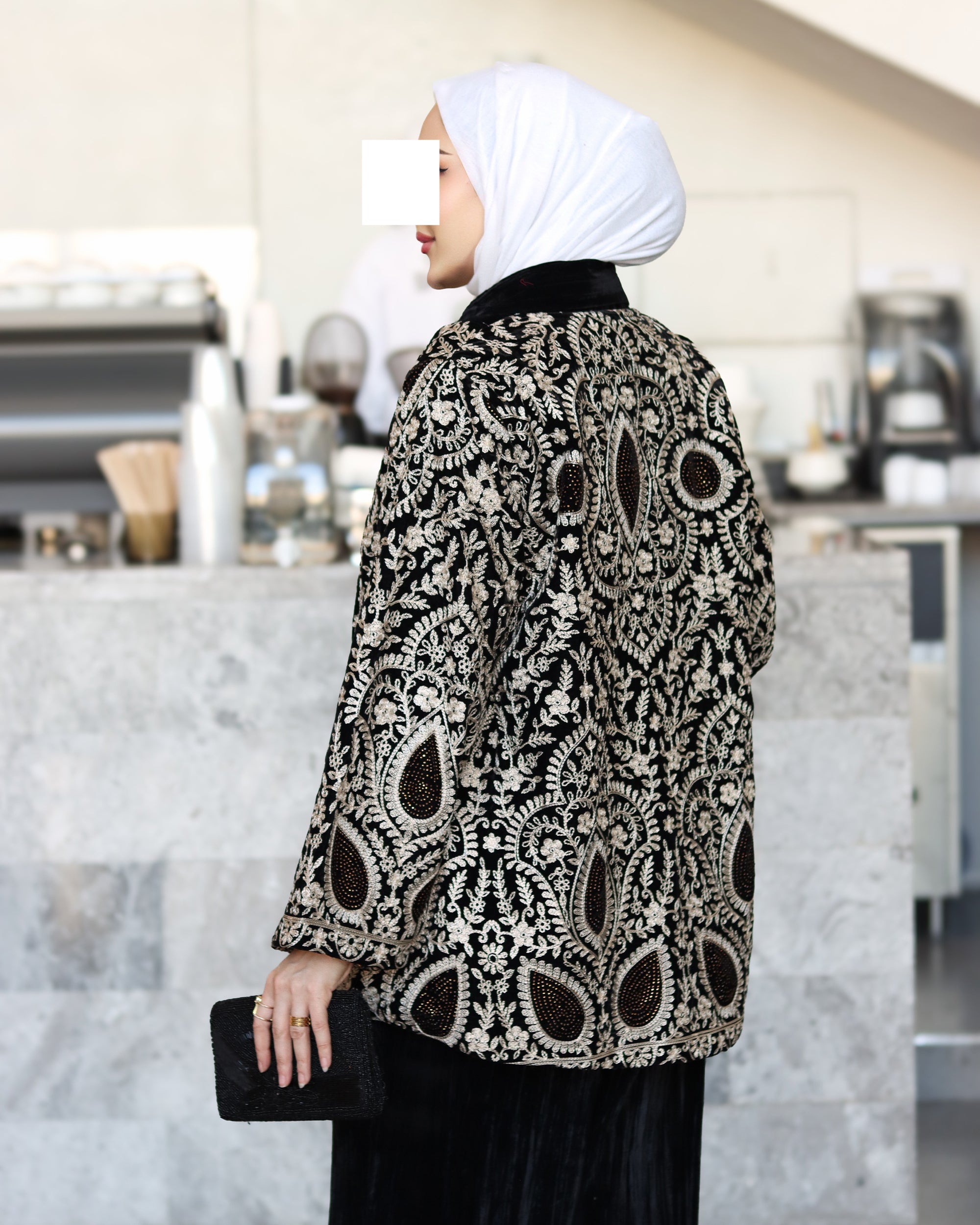 طقم جاكيت وبنطلون مخمل مطرز – أسود