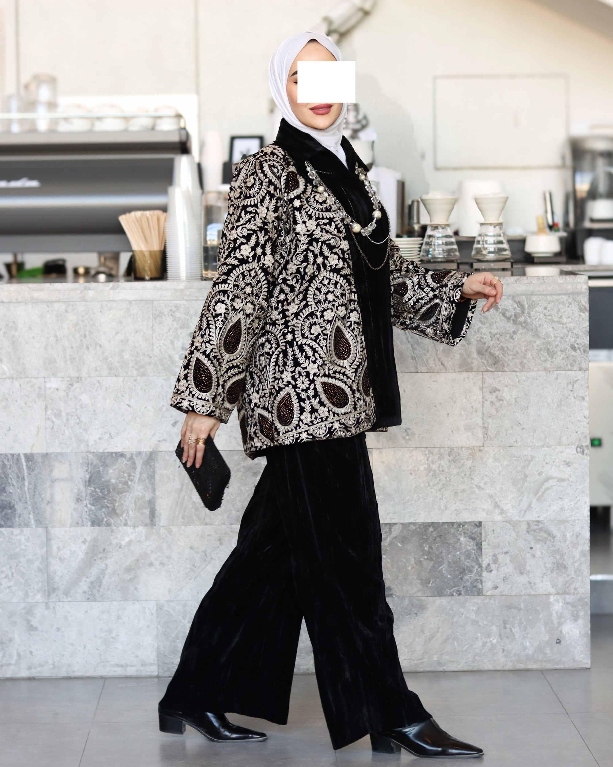 طقم جاكيت وبنطلون مخمل مطرز – أسود