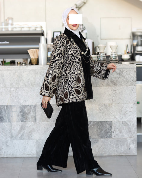 طقم جاكيت وبنطلون مخمل مطرز – أسود