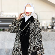 طقم جاكيت وبنطلون مخمل مطرز – أسود