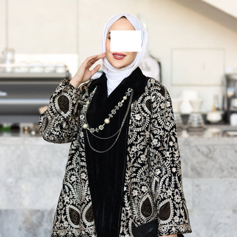 طقم جاكيت وبنطلون مخمل مطرز – أسود