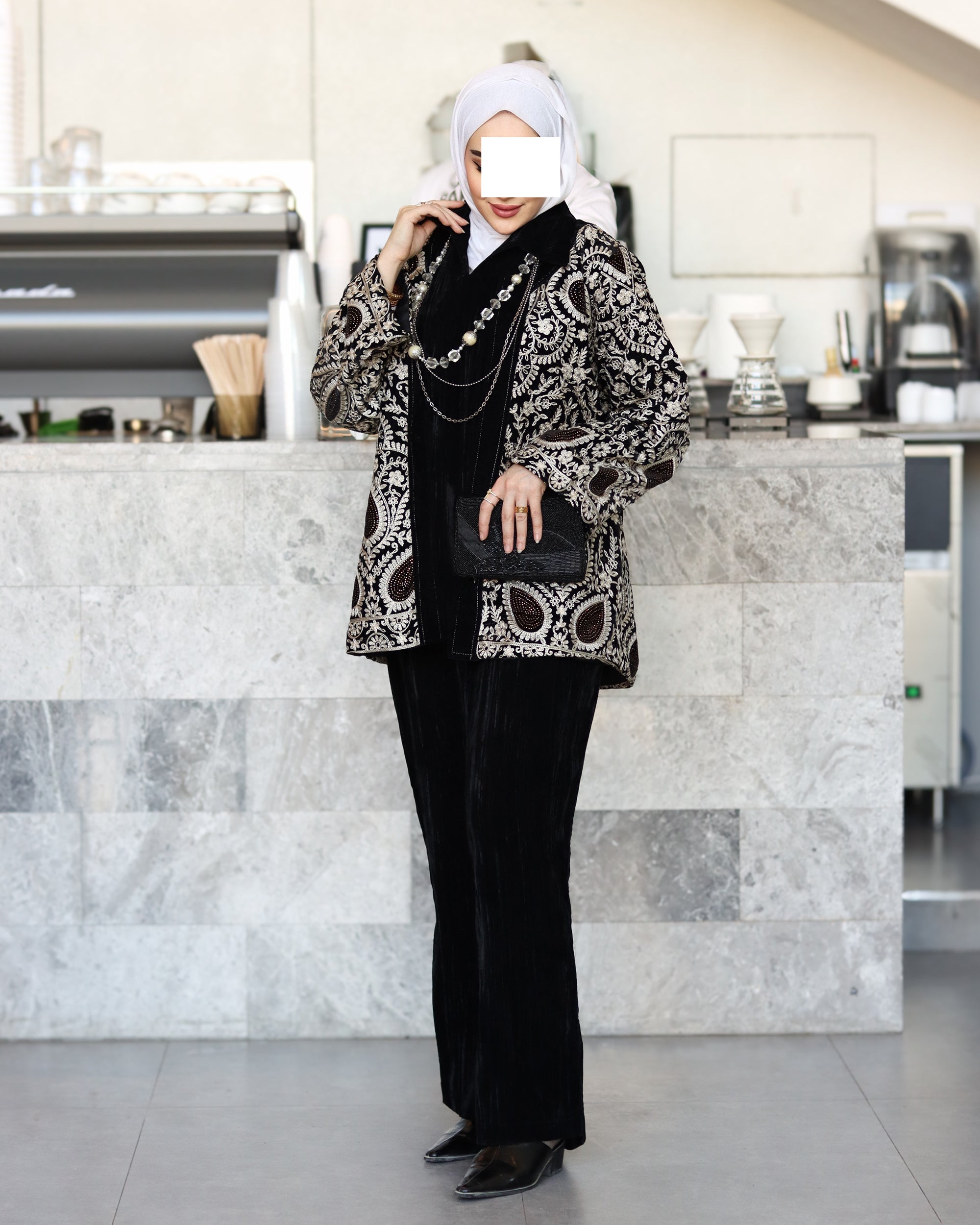 طقم جاكيت وبنطلون مخمل مطرز – أسود