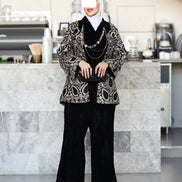 طقم جاكيت وبنطلون مخمل مطرز – أسود