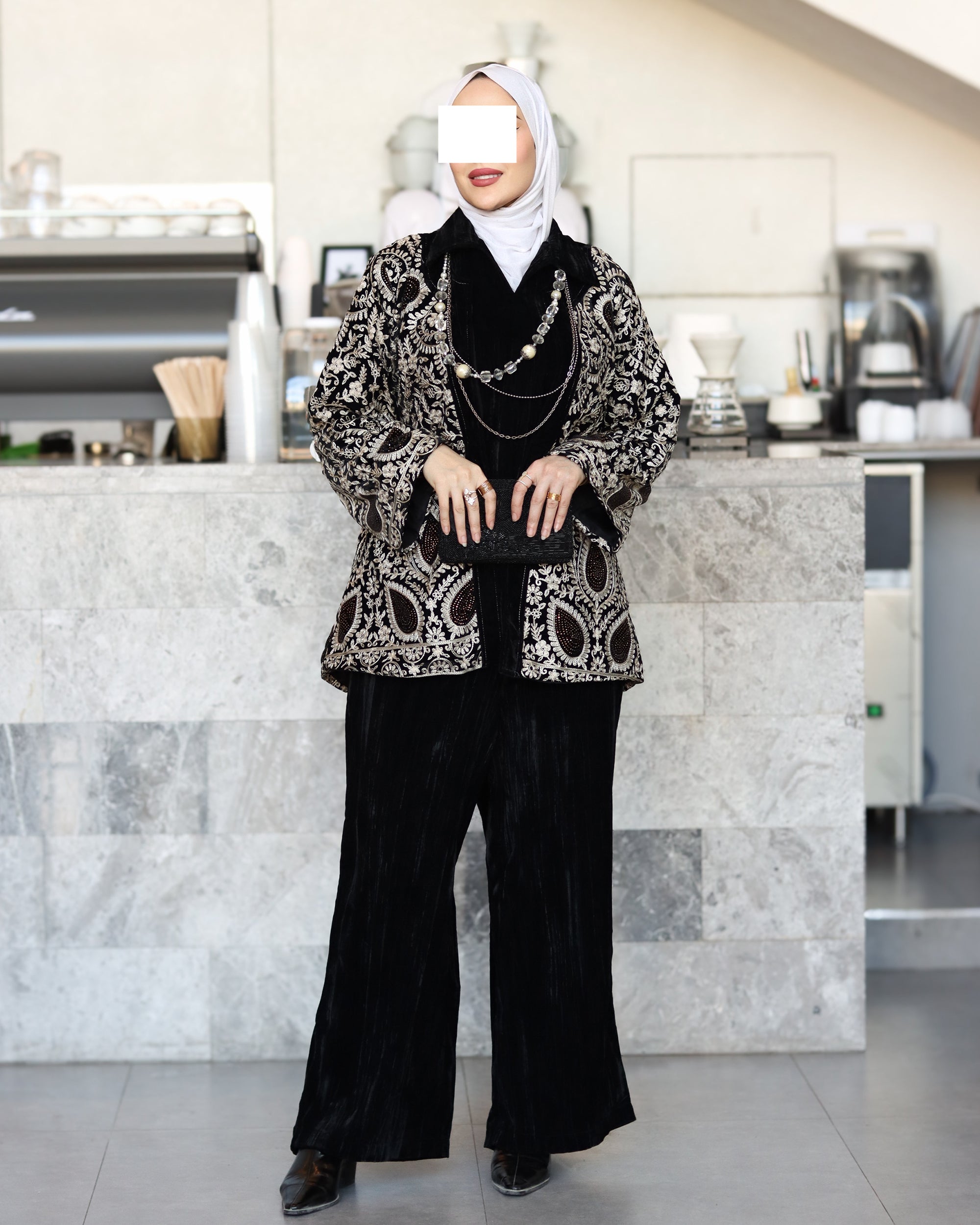 طقم جاكيت وبنطلون مخمل مطرز – أسود
