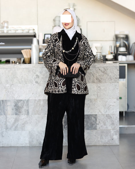 طقم جاكيت وبنطلون مخمل مطرز – أسود