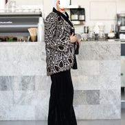 طقم جاكيت وبنطلون مخمل مطرز – أسود