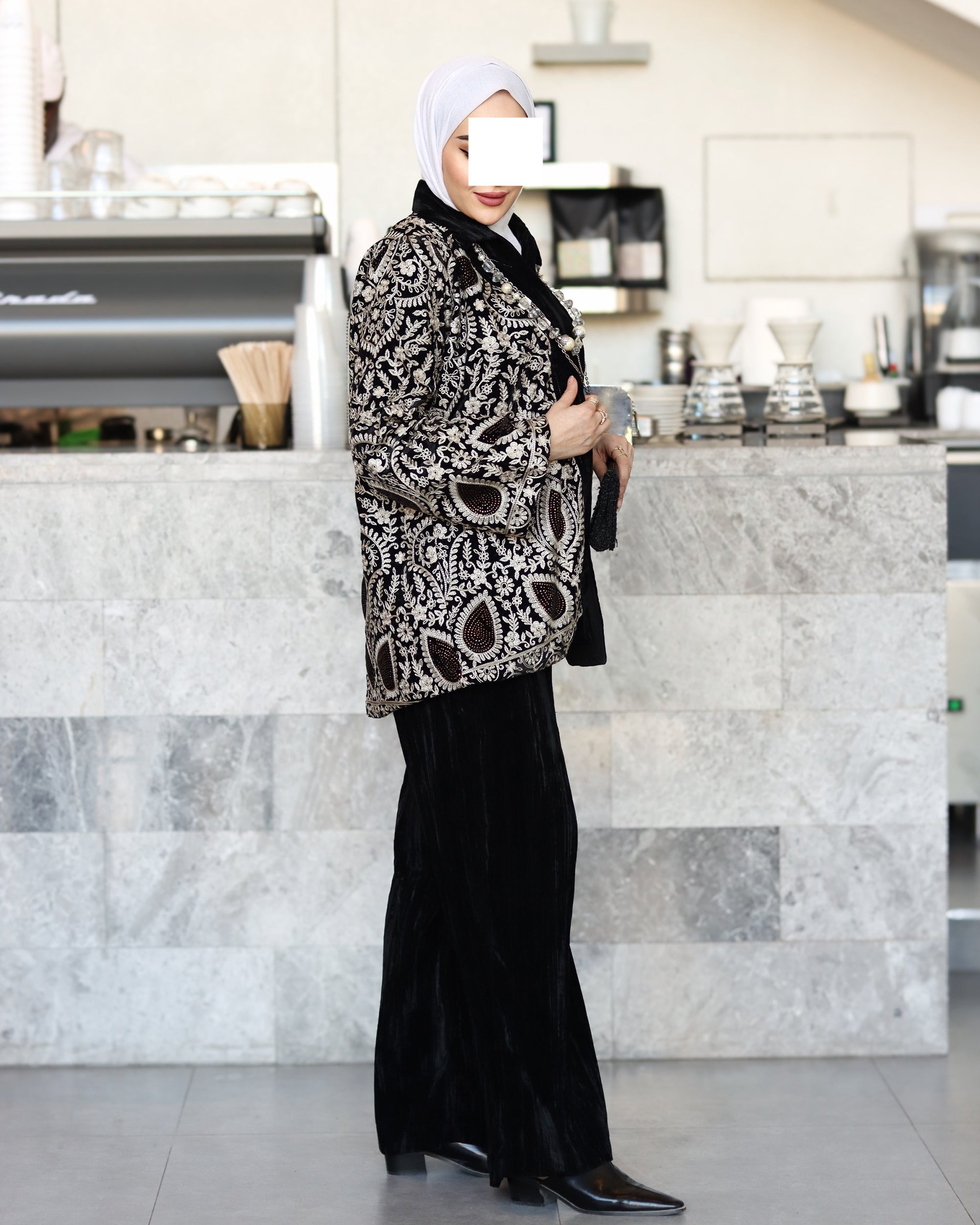 طقم جاكيت وبنطلون مخمل مطرز – أسود