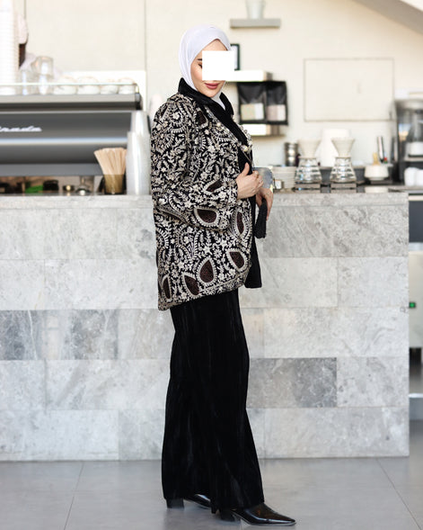 طقم جاكيت وبنطلون مخمل مطرز – أسود